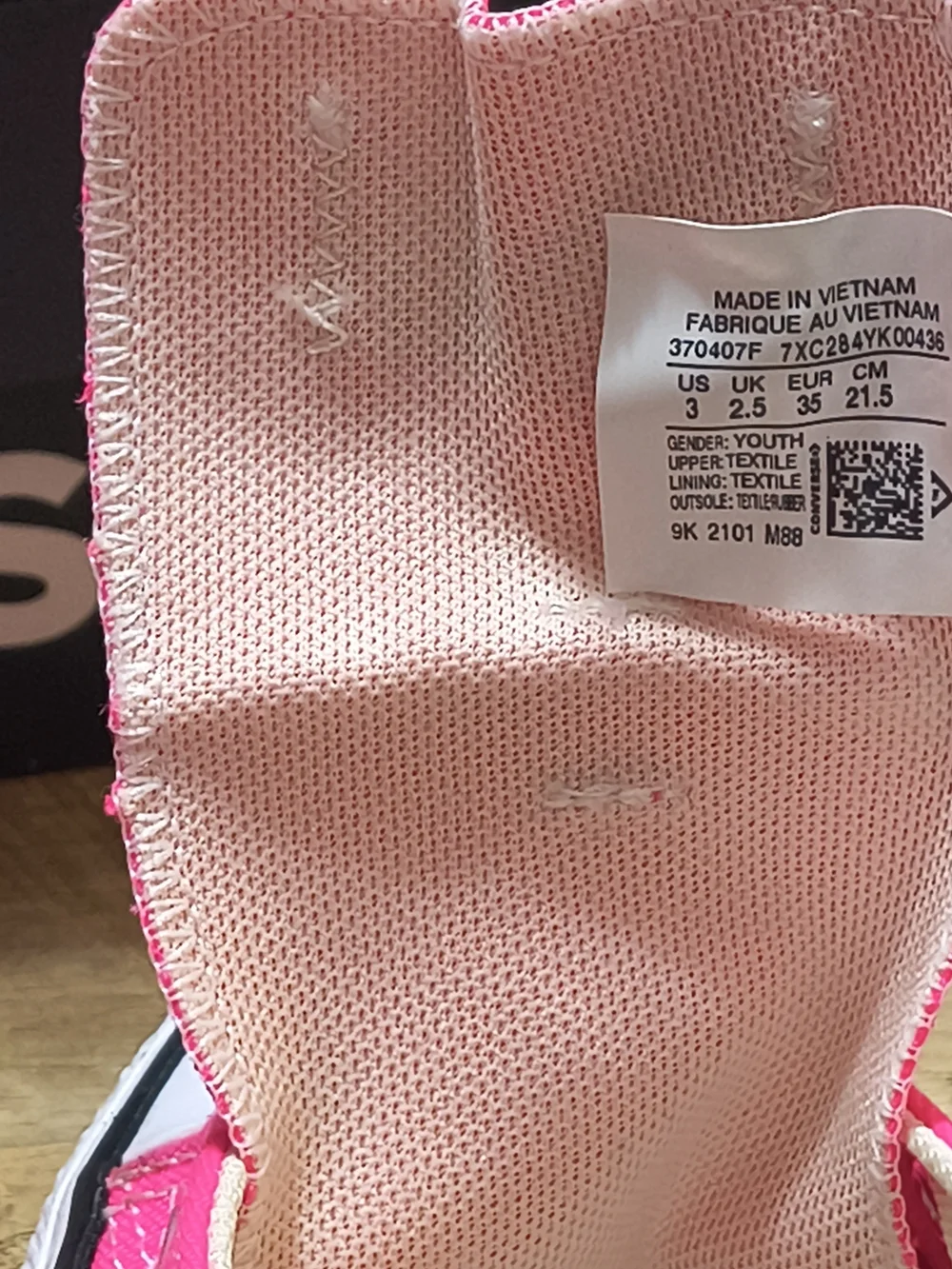 Converse Girls Low Top Canvas Sneakers in Hot Pink Size 3 New In Boxes